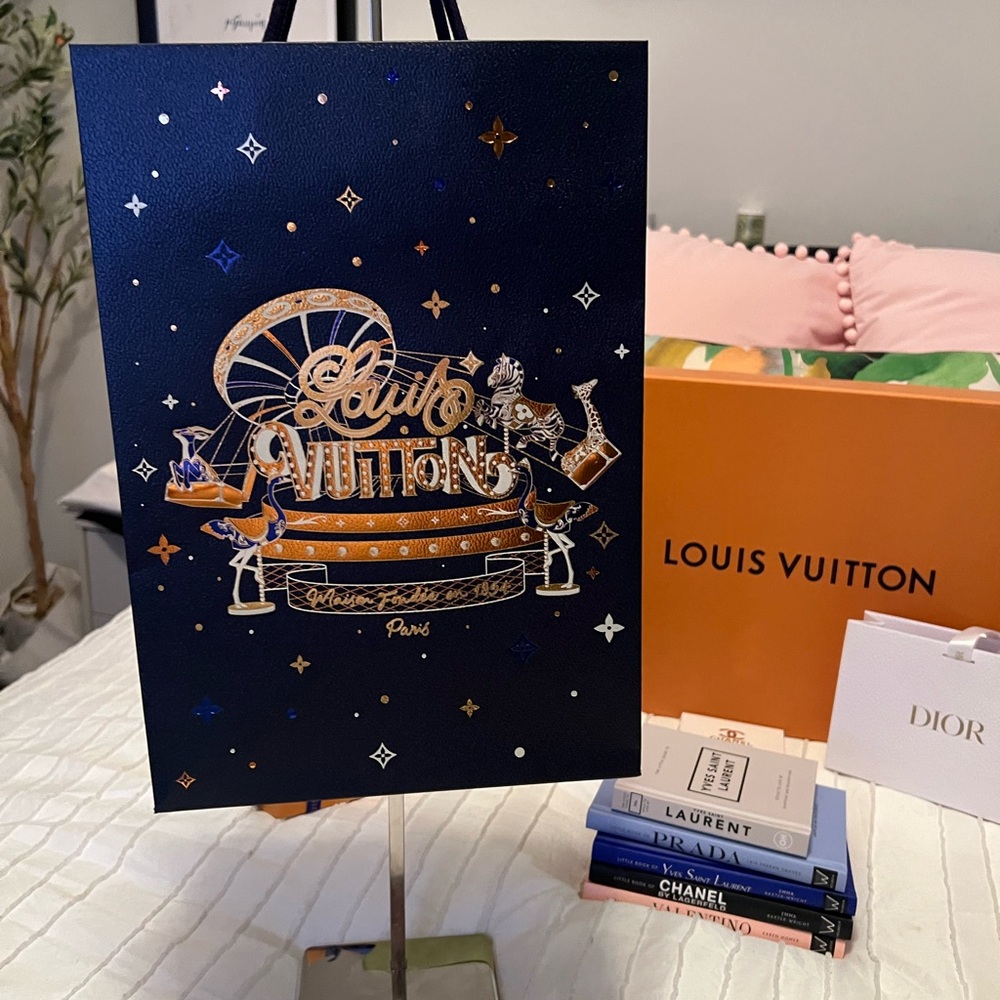 Louis Vuitton Exclusive invite only shopping bag and tag. Beautiful Brand new !